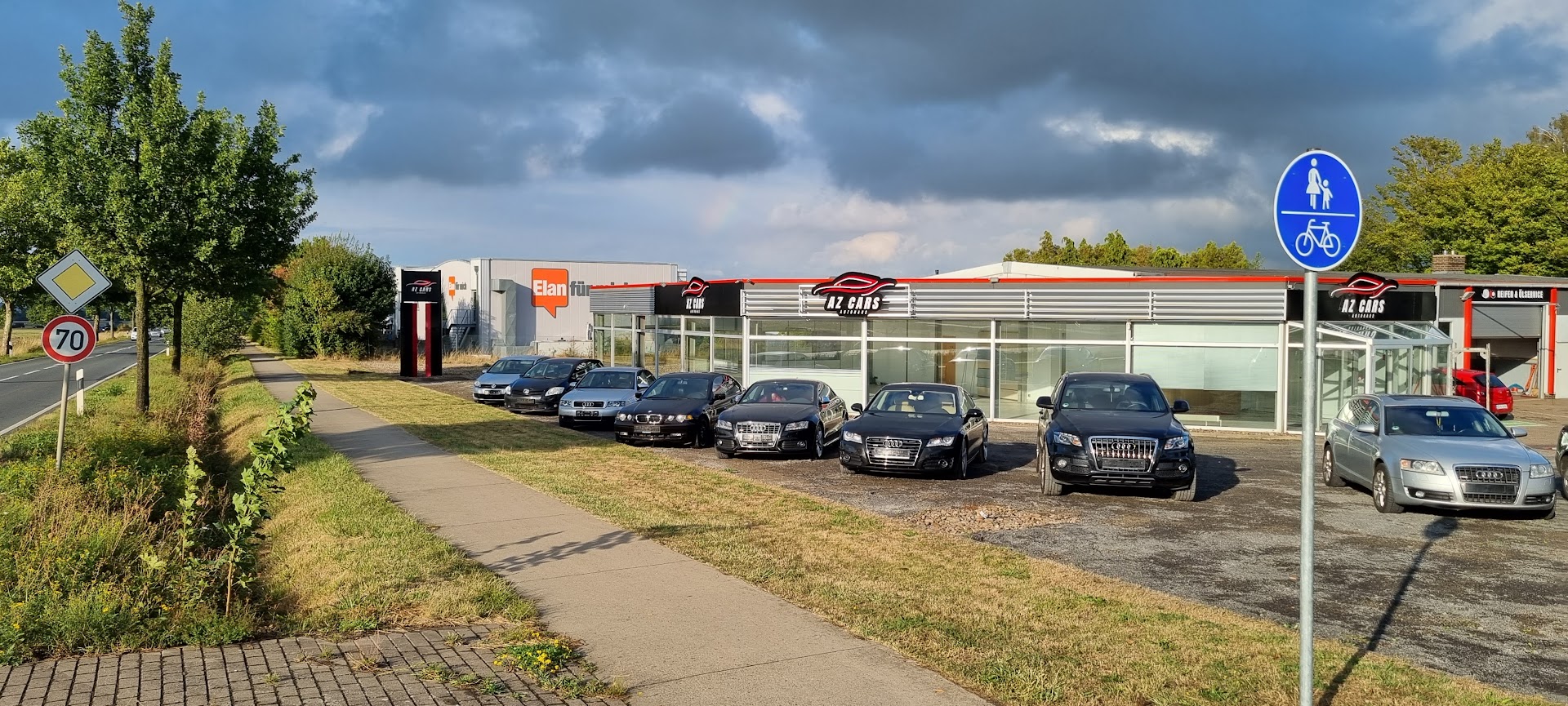 AZ Cars Autohaus Barsinghausen, Außengelände mit Fahrzeugbestand